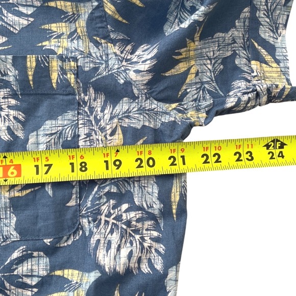 IZOD Saltwater Mens Short Sleeve Button Down Shirt Blue Tropical Floral M NWT - Picture 3 of 6
